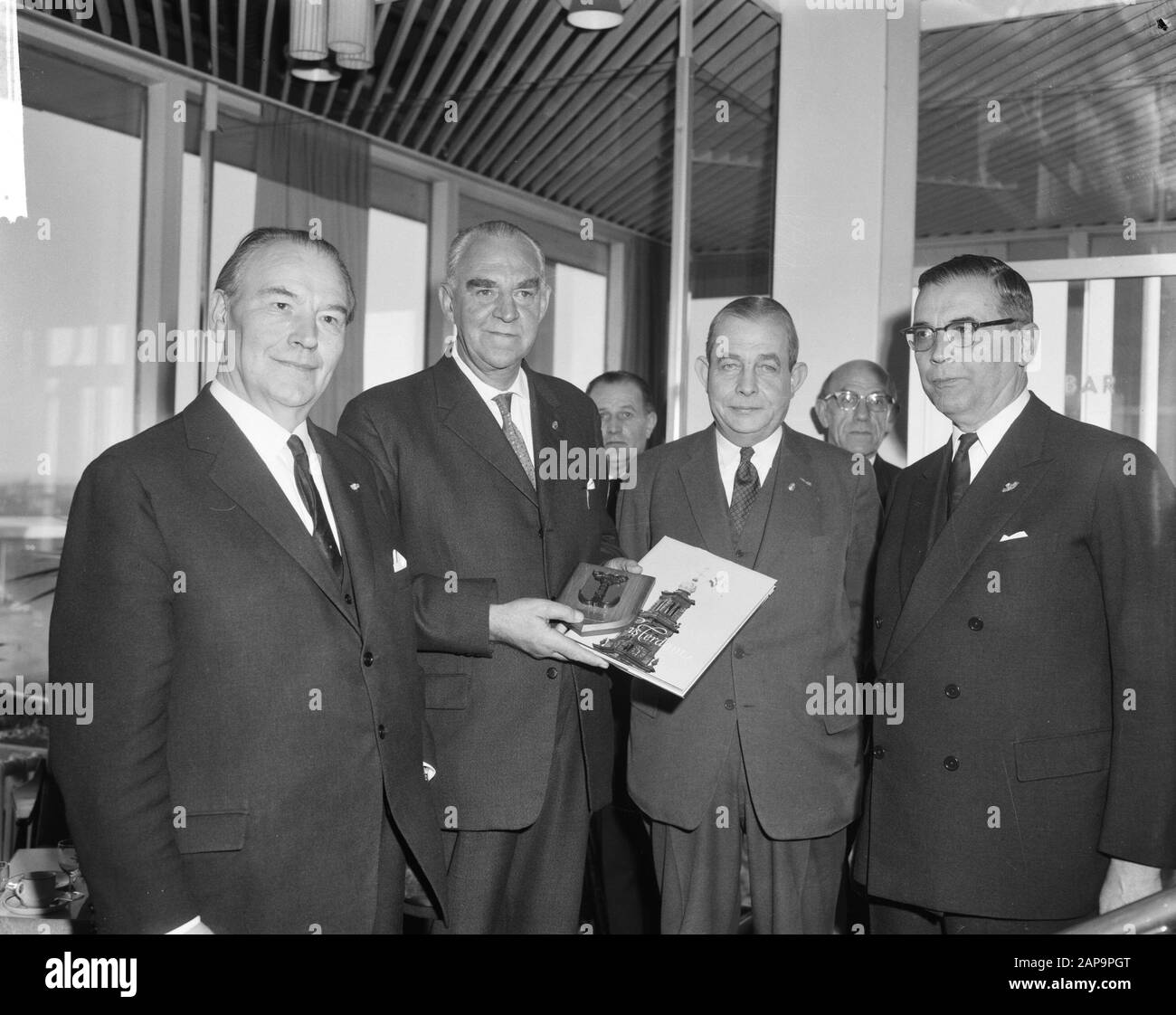 8000 ème navire dans le port d'Amsterdam, v.l.n.n. Maire Craeybeckx D'Anvers, Capitaine Pot, Jhr. H. van Lennep et le maire Van Hall Date : 24 décembre 1962 mots clés : maires, ports, navires Nom personnel : Maire Craeybeckx, Hall, Gijs van Banque D'Images