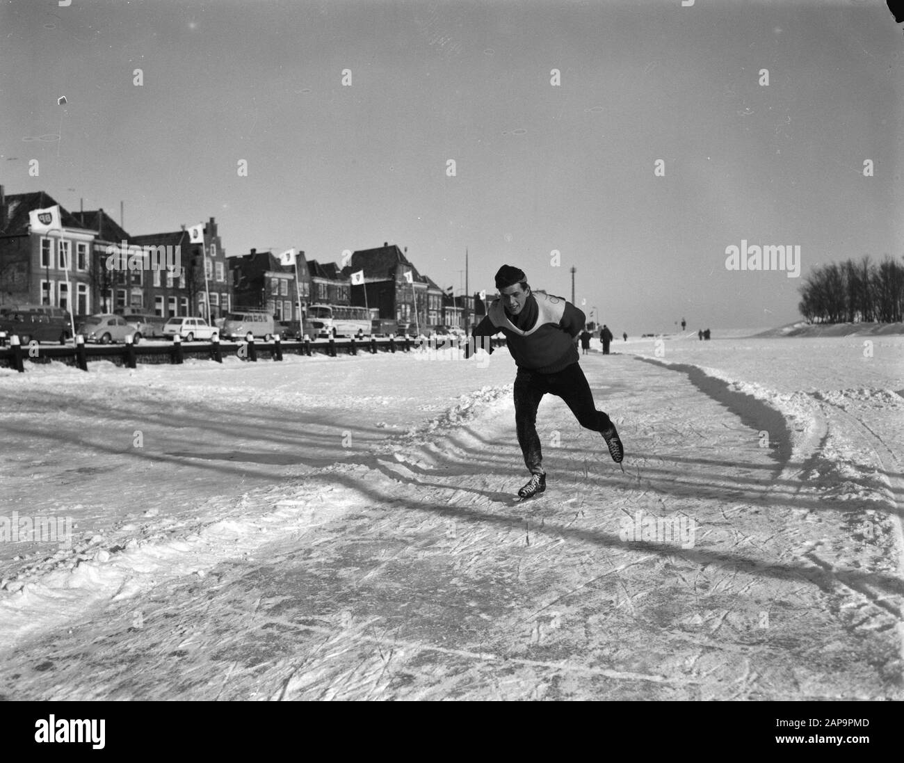 De Radbouwdtocht à Medemblik à Stavoren, Jan Brinks de Lutjewinkel est revenu d'abord à Medemblik Date: 21 Janvier 1963 lieu: Medemblik mots clés: Patineurs Banque D'Images