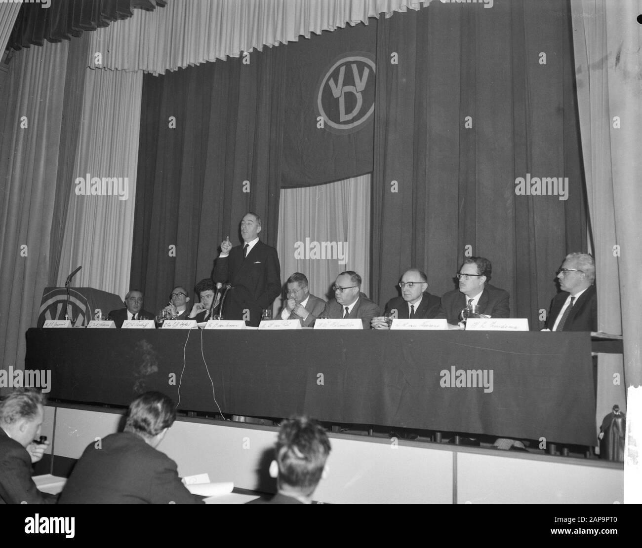 Conférence VVD à Minervapaviljoen à Amsterdam. Discours DE PAR EX. Stijkel Date: 26 janvier 1963 lieu: Amsterdam, Noord-Holland mots clés: Conférences, politiciens, politique, partis politiques, secrétaires d'État Nom personnel: Stijkel, P.EX. Banque D'Images