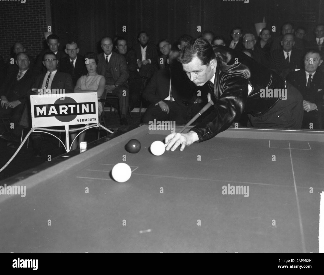 Billard au championnat d'Europe Aker Kader 71/2 dans la Marinekantine à Den Helder. Galmiche (France) à la bosse Date : 27 février 1963 lieu : den Helder mots clés : BILJARTEN, CHAMPONIES Banque D'Images