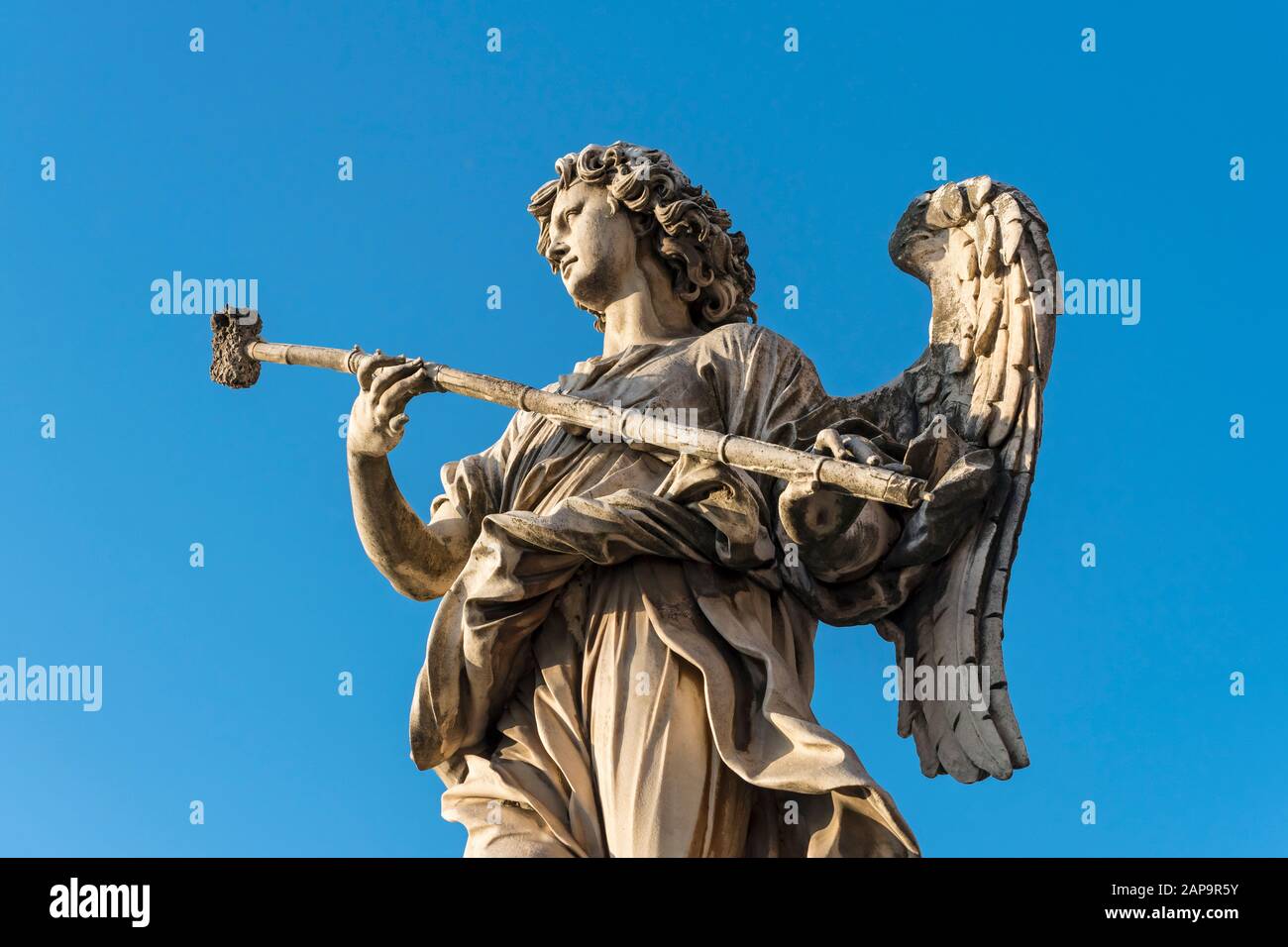 Statue d'ange avec l'éponge, pont Ponte Sant'Angelo, Rome, Italie Banque D'Images