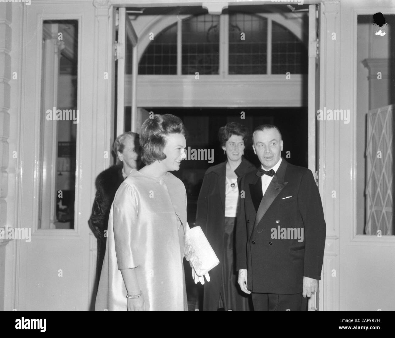75 anniversaire Concertgebouw à Amsterdam, gauche Princesse Irene, droite Yehudi Menuhin Date: 2 avril 1963 lieu: Amsterdam, Noord-Holland mots clés: Anniversaires, maison royale, musici, musique, princesses Nom personnel: Irene, princesse, Menuhin, Yehudi Banque D'Images