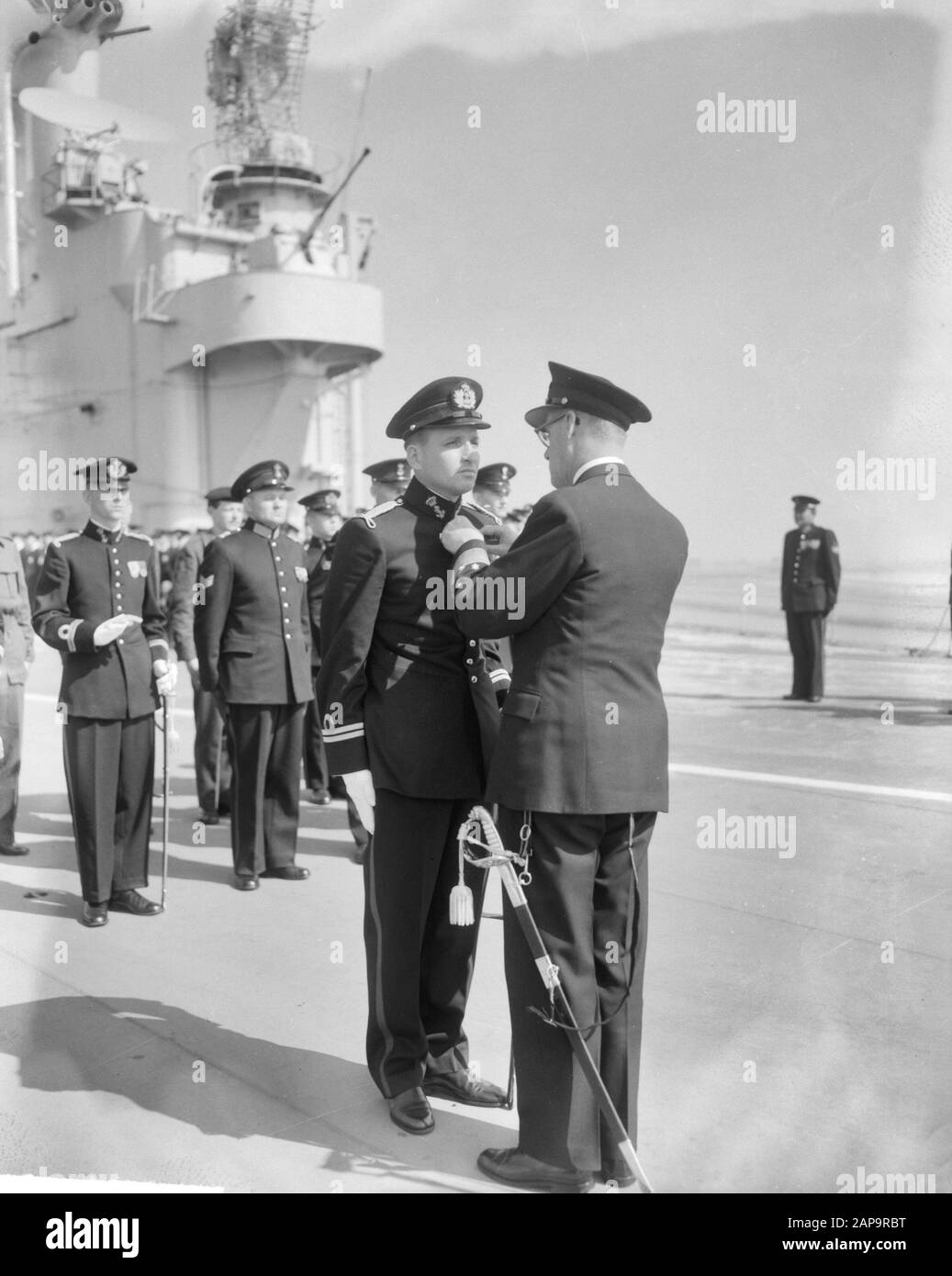 Le Commandant de la Force maritime le Vice-amiral A. H. J. van der Schalte Olivier prix pour des actions en Nouvelle-Guinée Date : 19 avril 1963 mots clés : DISAWARDS Zeprijdkrachten Nom personnel : A. H. J. van der Schalte Olivier Banque D'Images
