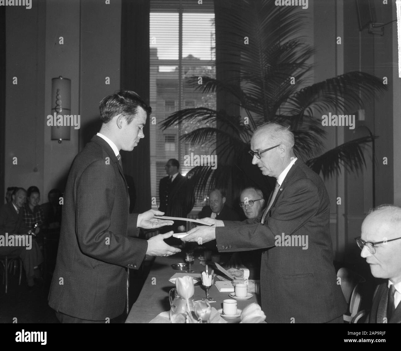 60 anniversaire Royal Dutch Korfball Bond, célébré à Carlton Hotel, les principaux korfballers sont venus à féliciter le conseil Date: 25 mai 1963 mots clés: Board, korfballers Nom personnel: Carlton Hotel Nom de l'institution: KNKV Banque D'Images