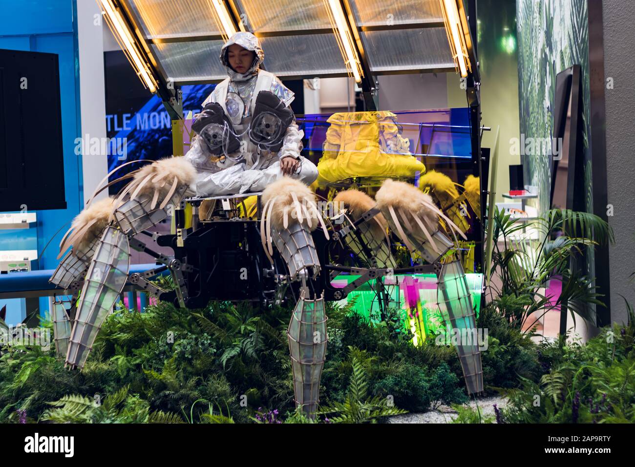 4 novembre 2019; Dubai Mall, Dubaï, Emirats Arabes Unis; Énorme robot araignée avec un robot humanoïde en haut dans une jungle décorée fores avec un circ Banque D'Images
