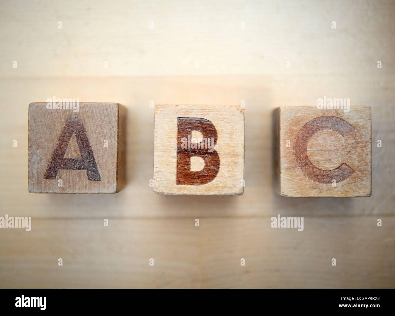 Wooden alphabet blocks spelling abc le plancher de bois. Jouets éducatifs pour les enfants en école maternelle. Banque D'Images