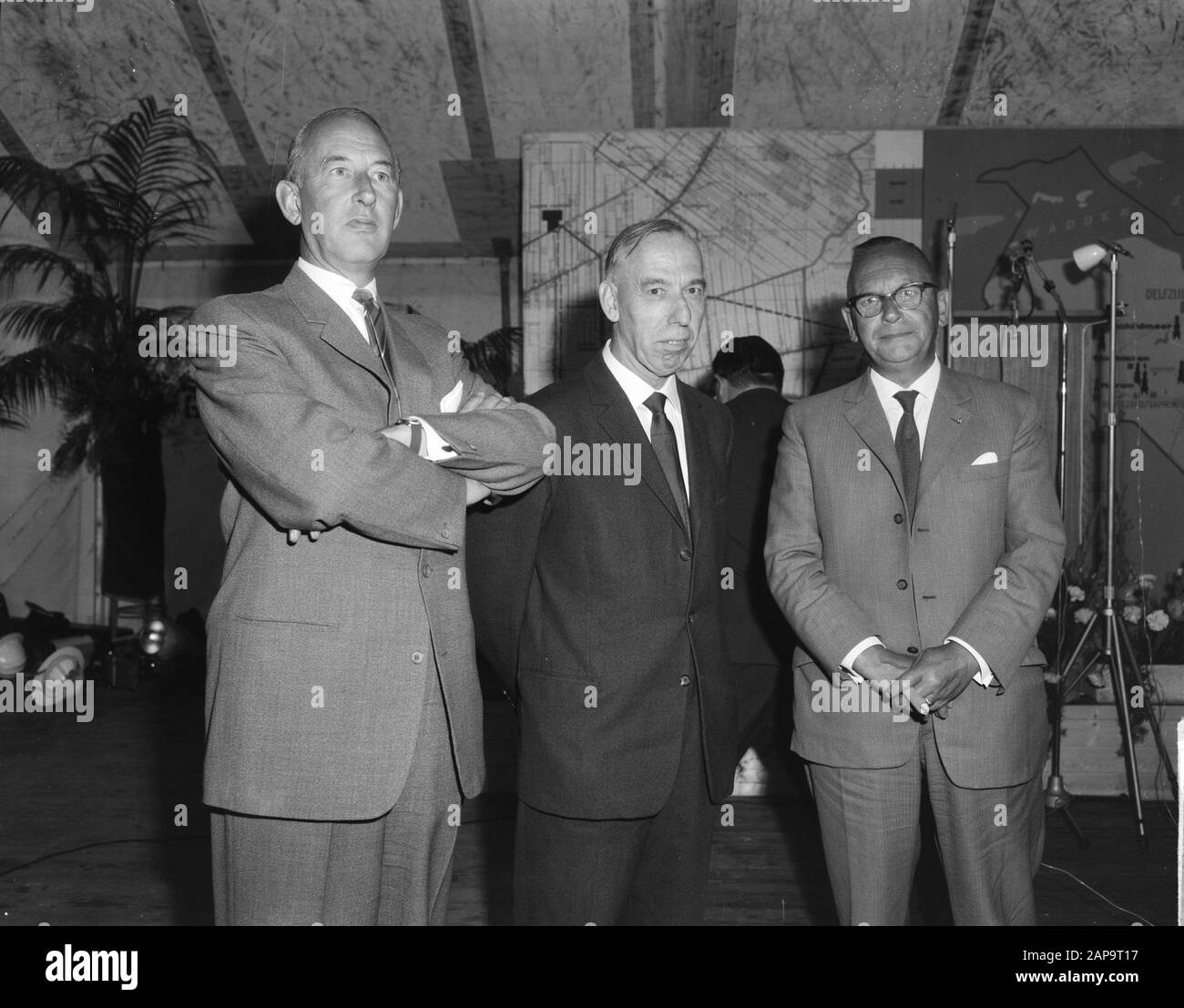 Le champ de gaz naturel de Slochteren a officiellement utilisé m. Fock et drs. De Pous lors de la mise en service de la tour Date: 25 juillet 1963 lieu: Groningue, Slochteren mots clés: Domaine du gaz naturel Nom personnel: DRS. De Pous Banque D'Images