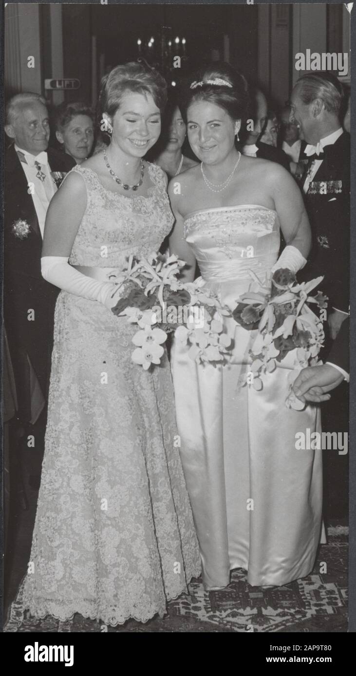 Le Holland Festival a ouvert ses portes à Kurhaus à Scheveningen, la princesse Christina de Suède et la princesse Margriet à l'entrée de la salle de concert. Date 15 Juin 1964; Banque D'Images