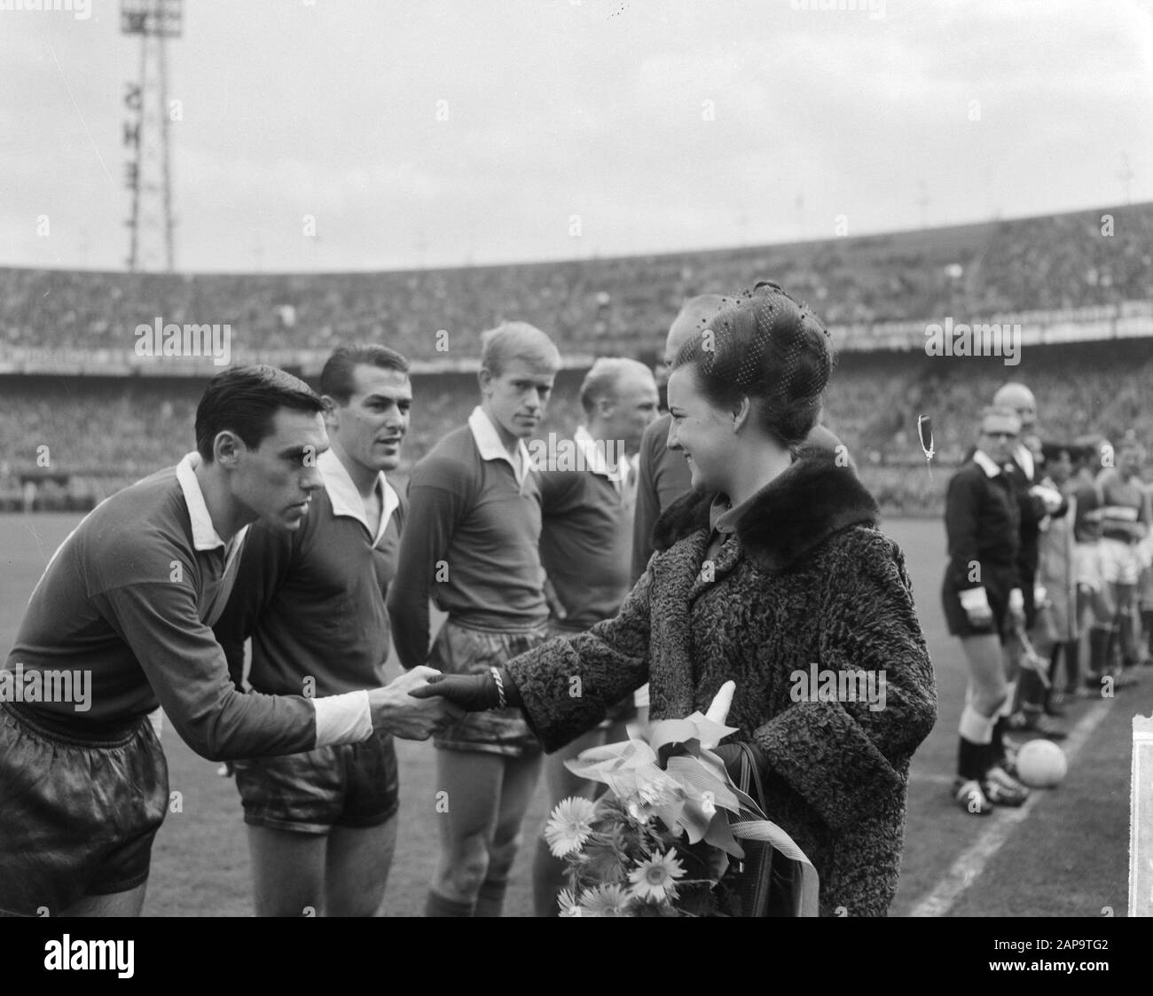 Action Dousadj. Les joueurs du PSV sont présentés à la princesse Margriet Date: 13 octobre 1963 lieu: Rotterdam mots clés: Actions de charité, sports, football Nom personnel: Margriet, princesse Nom de l'institution: Feyenoord Banque D'Images