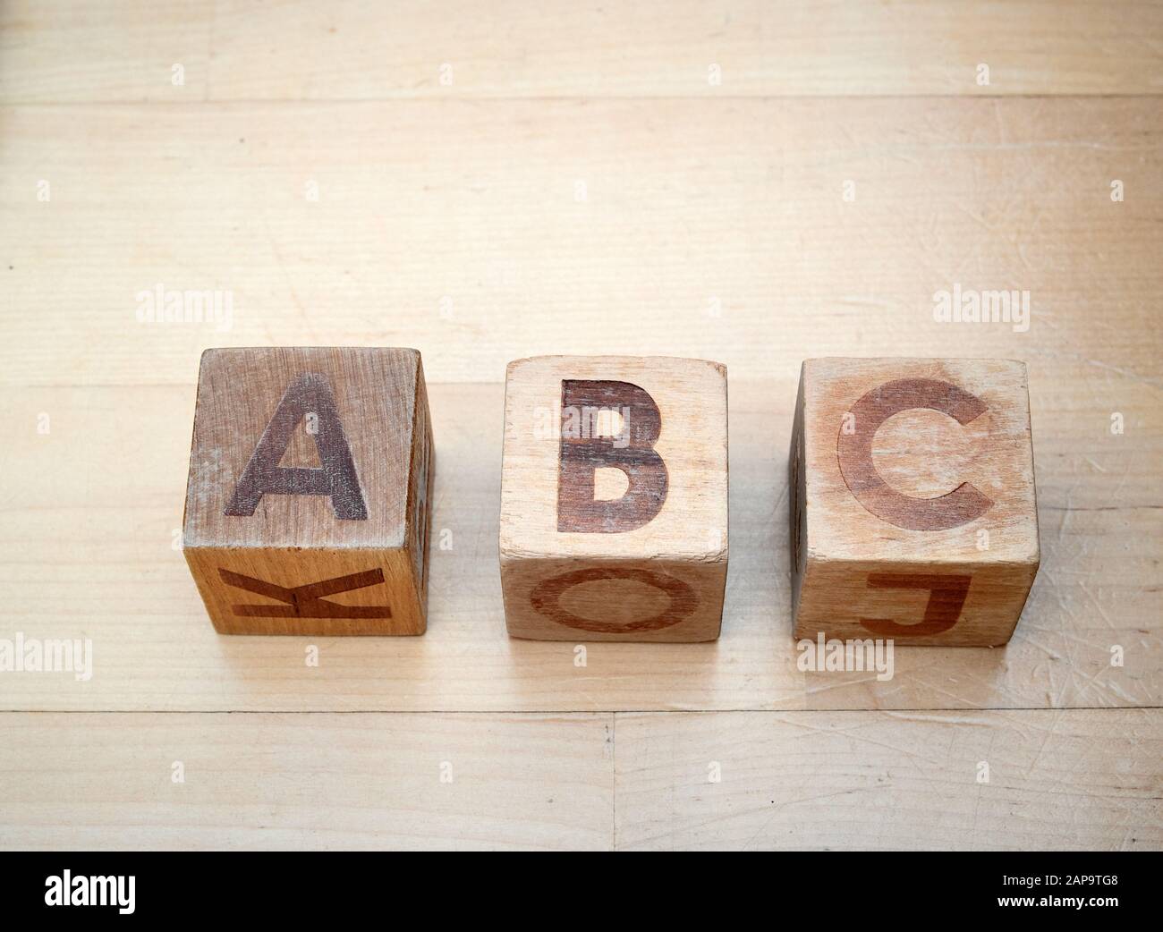 Wooden alphabet blocks spelling abc le plancher de bois. Jouets éducatifs pour les enfants en école maternelle. Banque D'Images