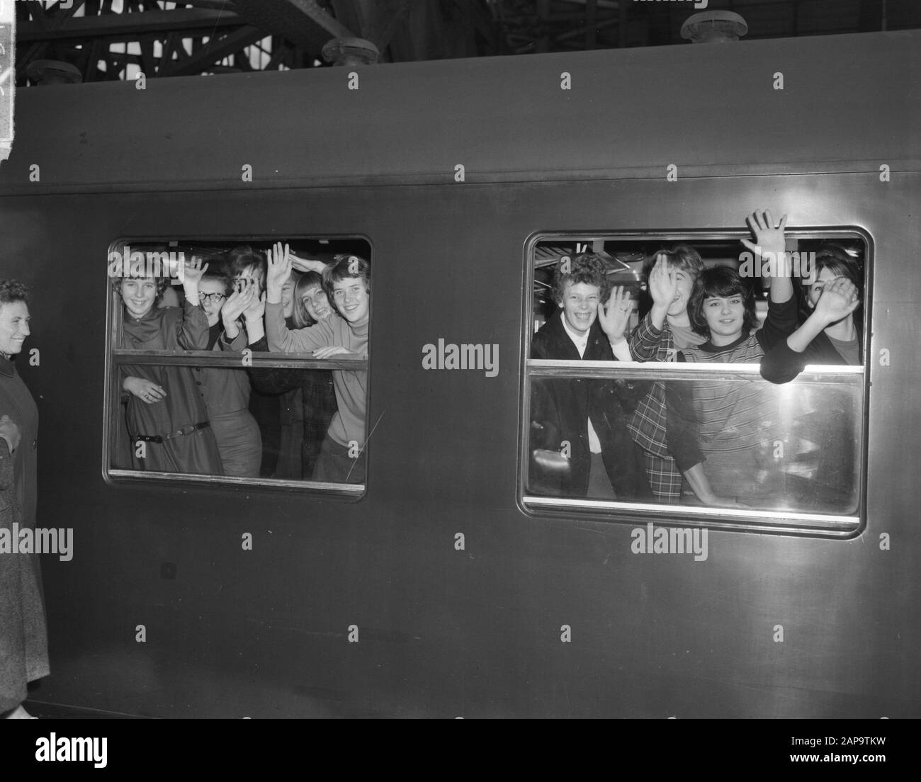 L'équipe féminine de volley-ball part à Paris Date: 31 octobre 1963 lieu: France, Paris Banque D'Images