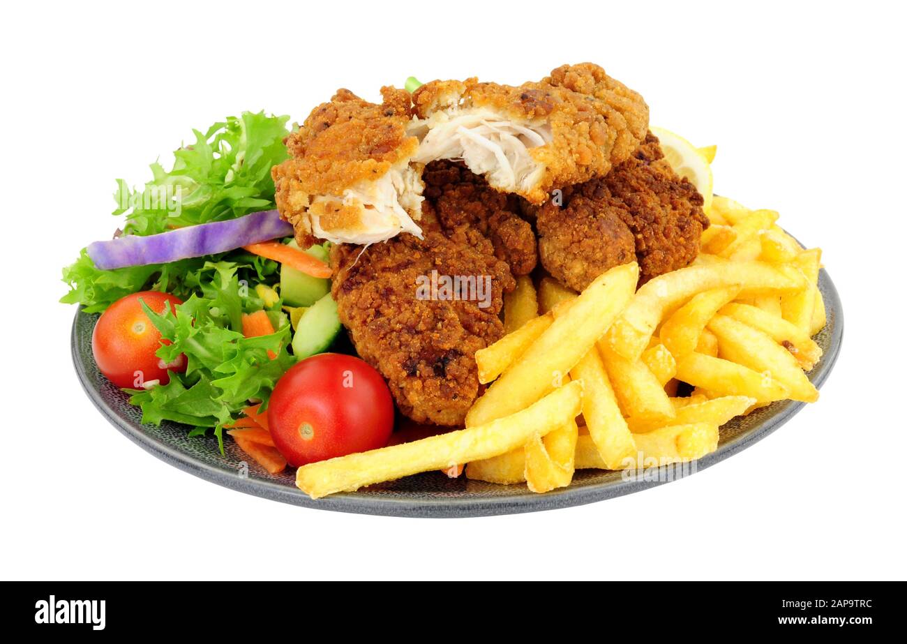 Poulet frit du sud et frites repas avec salade fraîche isolée sur fond blanc Banque D'Images