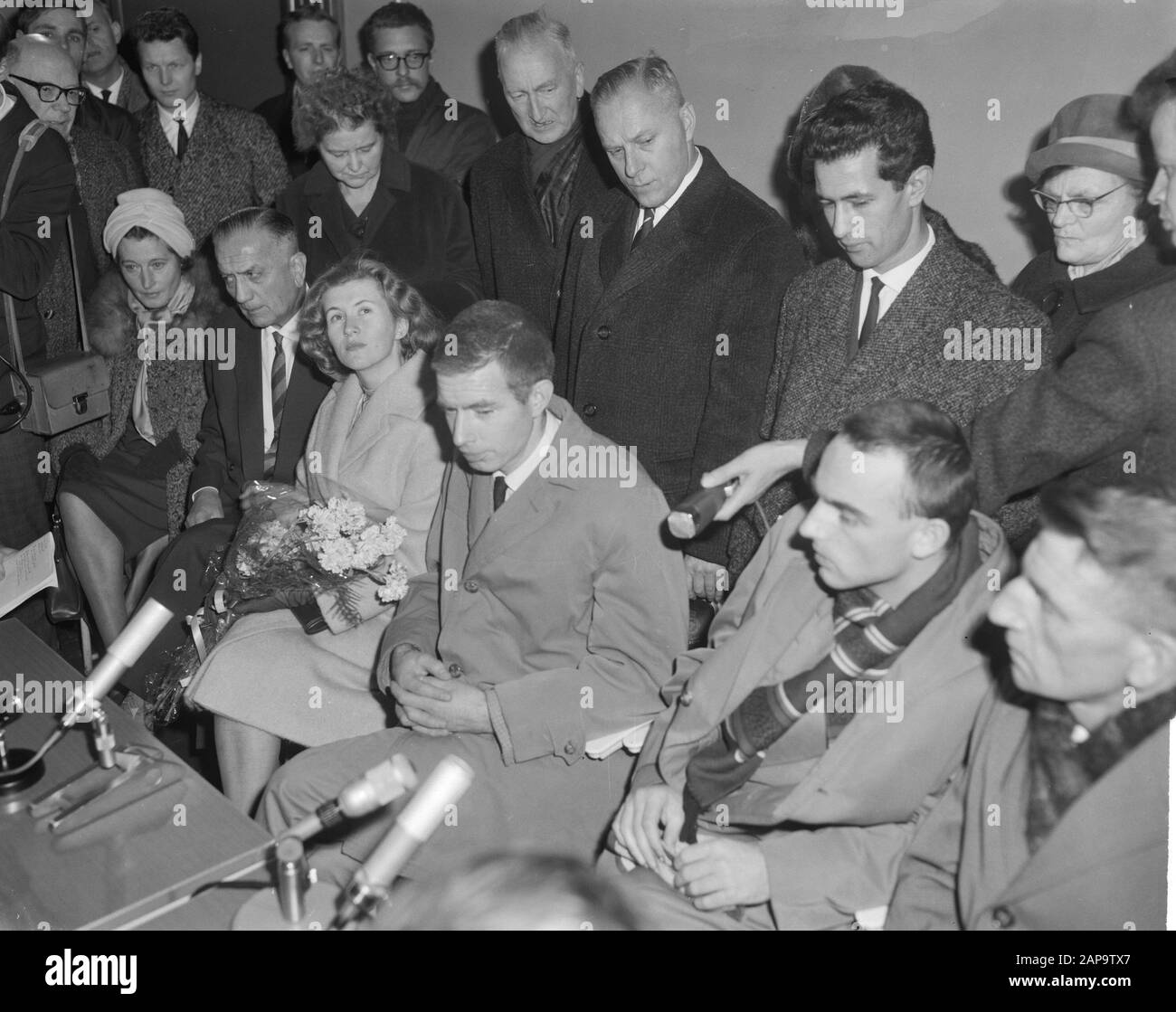 Arrivée de Reydon et du Hunter de Russie à l'aéroport de Schiphol. Au cours de la conférence de presse Date: 4 décembre 1963 mots clés: Arrivées, conférences de presse Banque D'Images