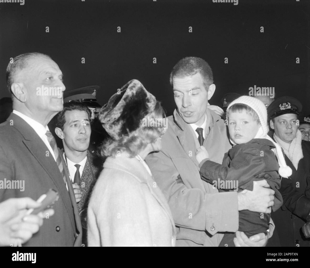 Arrivée de Reydon et du Hunter de Russie à l'aéroport de Schiphol. M. et Mme Reydon avec son fils Date: 4 décembre 1963 mots clés: Femmes, arrivées, fils Banque D'Images