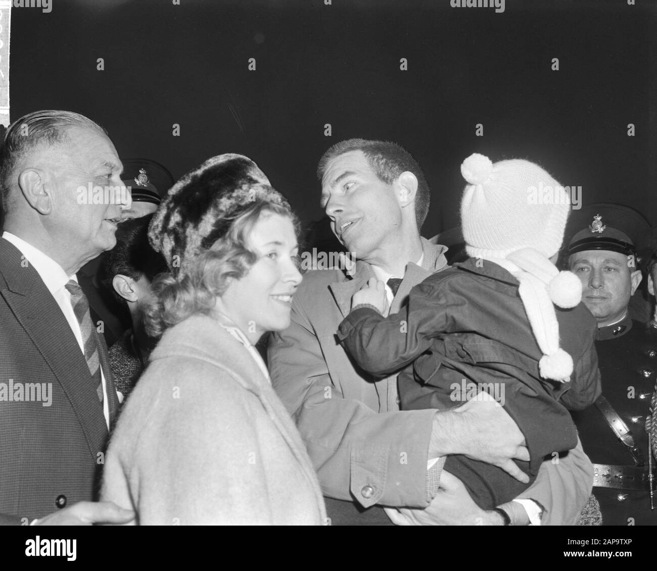 Arrivée de Reydon et du Hunter de Russie à l'aéroport de Schiphol. M. et Mme Reydon avec son fils Date: 4 décembre 1963 mots clés: Femmes, arrivées, fils Banque D'Images