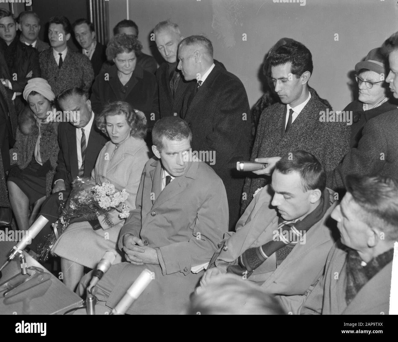 Arrivée de Reydon et du Hunter de Russie à l'aéroport de Schiphol. Au cours de la conférence de presse Date: 4 décembre 1963 mots clés: Arrivées, conférences de presse Banque D'Images