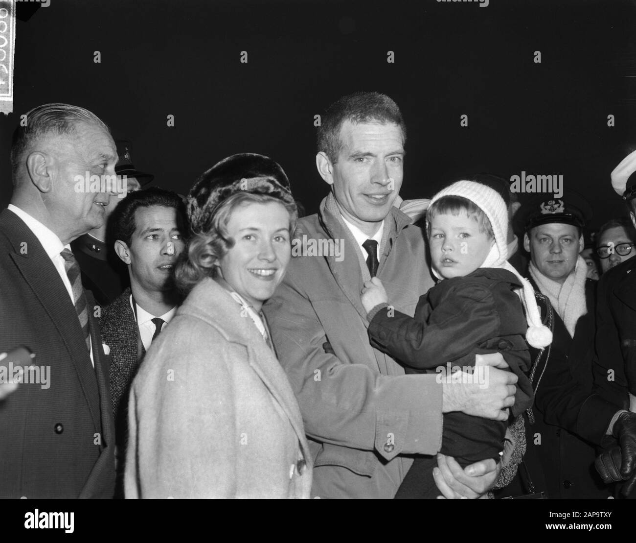 Arrivée de Reydon et du Hunter de Russie à l'aéroport de Schiphol. Reydon avec femme et fils de 3 ans Date : 4 décembre 1963 mots clés : fils, arrivées, femmes Banque D'Images