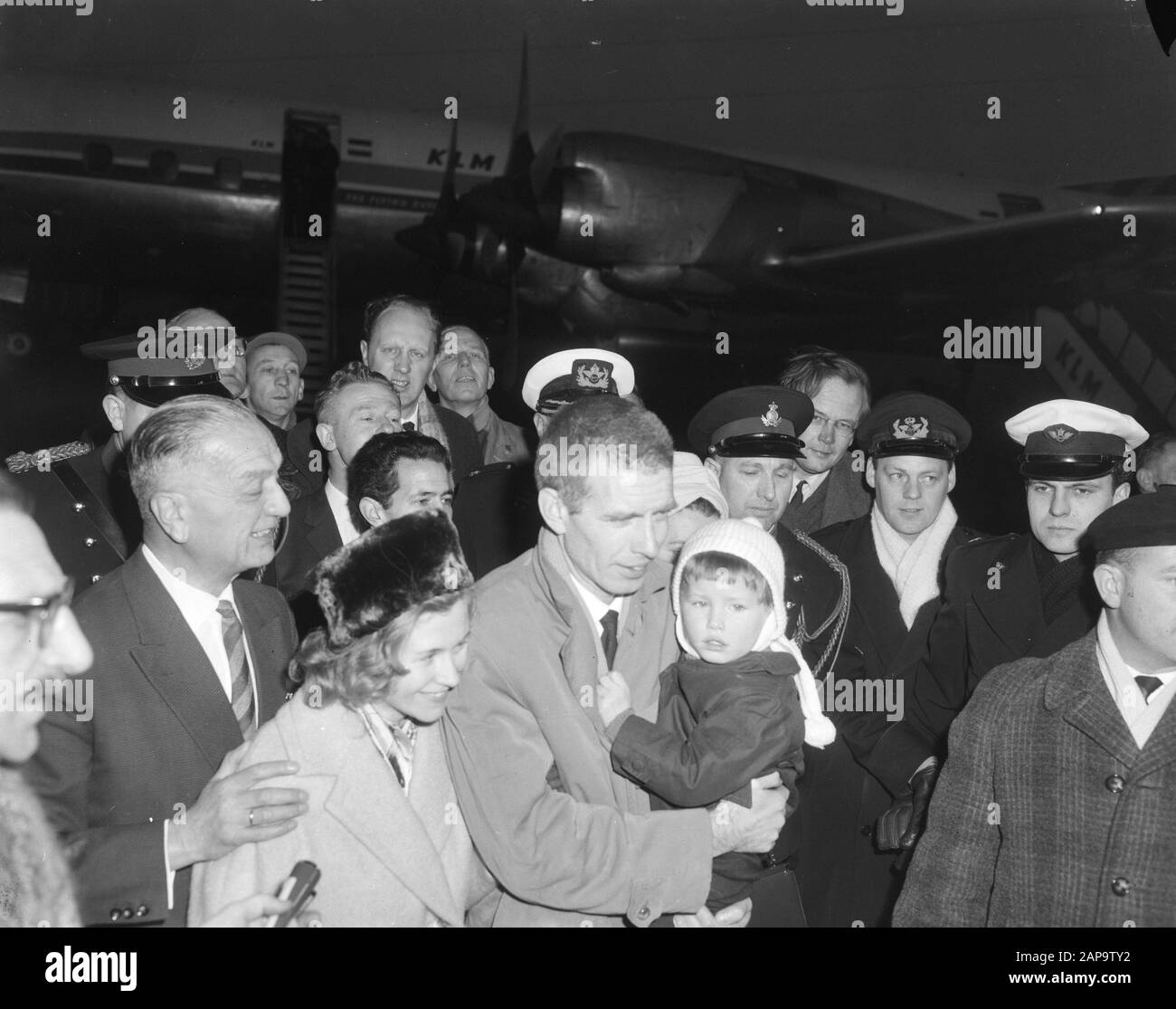 Arrivée de Reydon et du Hunter de Russie à l'aéroport de Schiphol. M. et Mme Reydon avec son fils Date: 4 décembre 1963 mots clés: Femmes, arrivées, fils Banque D'Images