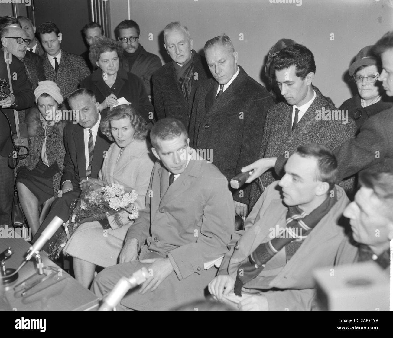 Arrivée de Reydon et du Hunter de Russie à l'aéroport de Schiphol. Au cours de la conférence de presse Date: 4 décembre 1963 mots clés: Arrivées, conférences de presse Banque D'Images