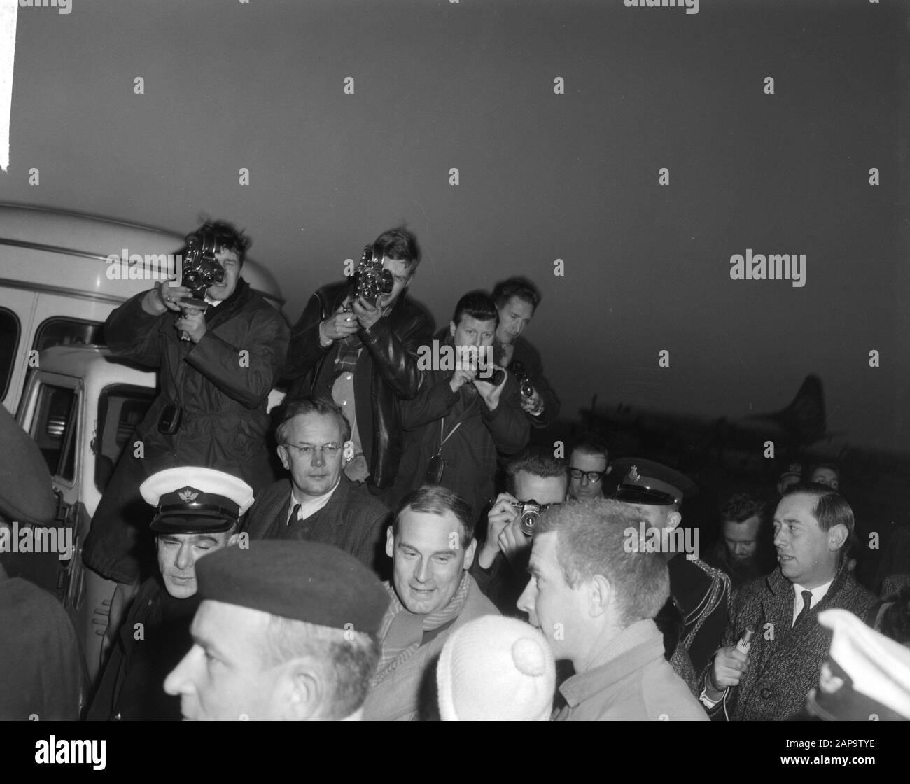 Arrivée de Reydon et du Hunter de Russie à l'aéroport de Schiphol. M. et Mme Reydon avec son fils Date: 4 décembre 1963 mots clés: Femmes, arrivées, fils Banque D'Images