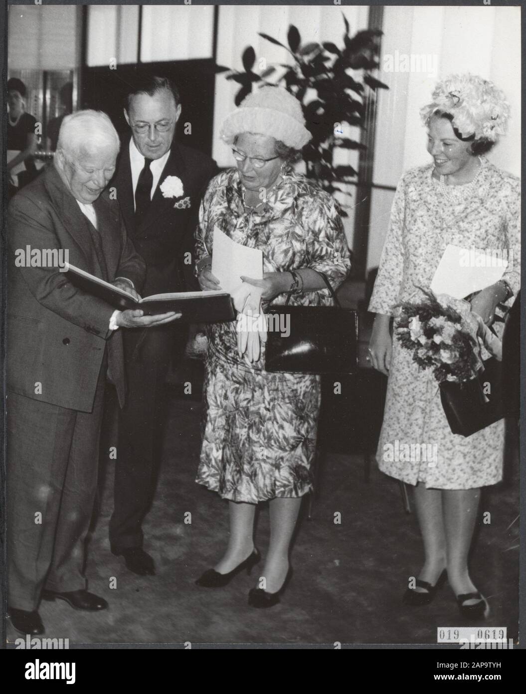 Charlie Chaplin reçoit le prix Erasmus dans la salle des congrès. De gauche à droite: Charlie Chaplin, Prince Bernhard, Queen Juliana, Princess Beatrix Date: 24 juin 1965 mots clés: Acteurs, reines, maison royale, cérémonies de remise de prix, princes, princesses, acteurs Nom personnel: Beatrix, Princess, Bernhard (Prince Pays-Bas), Chaplin, Charlie, Juliana (Queen Pays-Bas) Nom de l'institution: Congresgebouw Banque D'Images