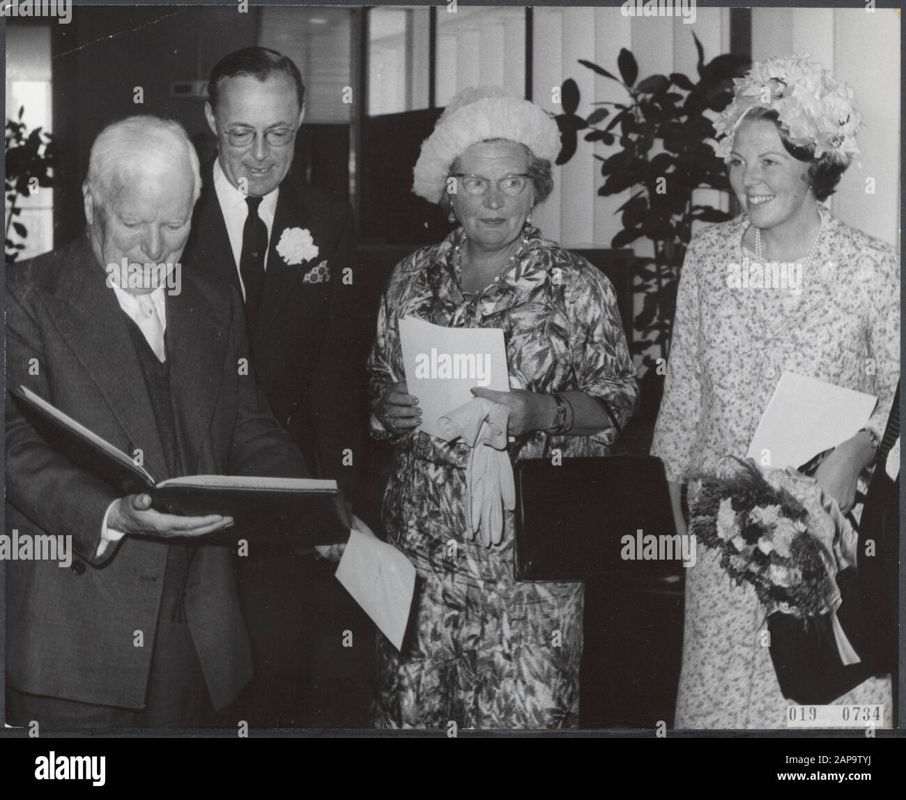 Charlie Chaplin reçoit le prix Erasmus dans la salle des congrès. De gauche à droite: Charlie Chaplin, Prince Bernhard, Queen Juliana, Princess Beatrix Date: 24 juin 1965 mots clés: Acteurs, reines, maison royale, cérémonies de remise de prix, princes, princesses, acteurs Nom personnel: Beatrix, Princess, Bernhard (Prince Pays-Bas), Chaplin, Charlie, Juliana (Queen Pays-Bas) Nom de l'institution: Congresgebouw Banque D'Images