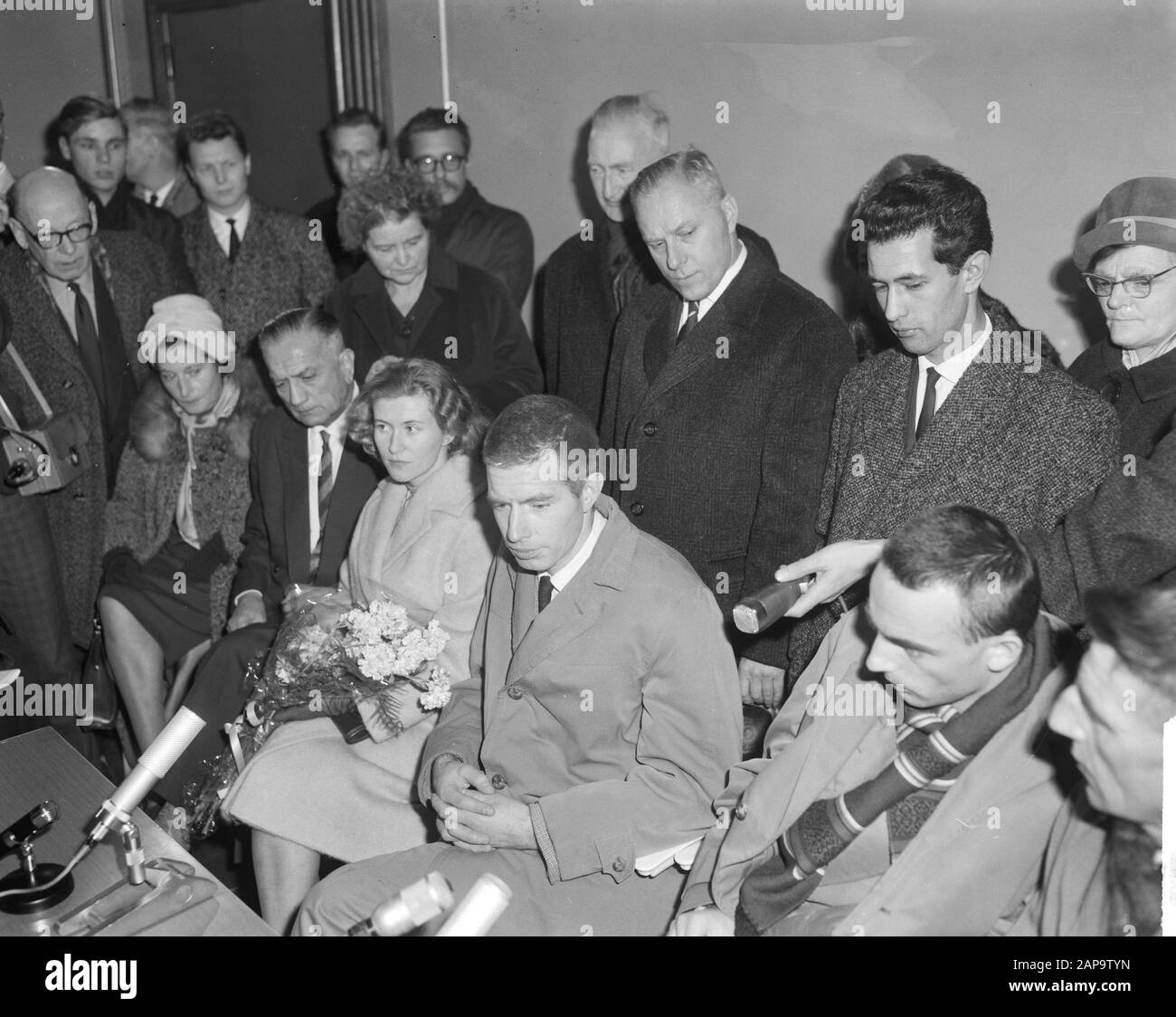 Arrivée de Reydon et du Hunter de Russie à l'aéroport de Schiphol. Au cours de la conférence de presse Date: 4 décembre 1963 mots clés: Arrivées, conférences de presse Banque D'Images