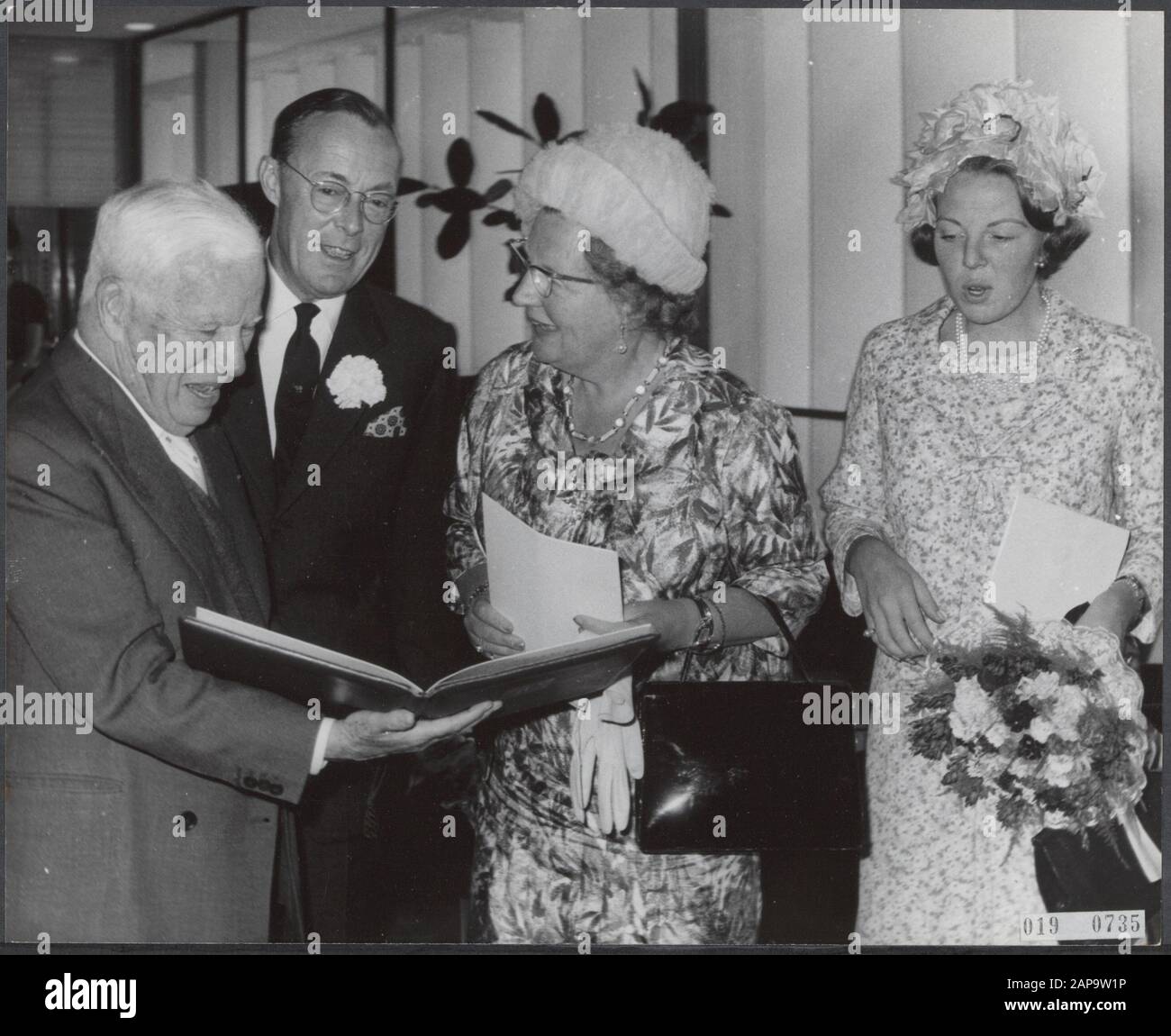 Charlie Chaplin reçoit le prix Erasmus dans la salle des congrès. De gauche à droite: Charlie Chaplin, Prince Bernhard, Queen Juliana, Princess Beatrix Date: 24 juin 1965 mots clés: Acteurs, reines, maison royale, cérémonies de remise de prix, princes, princesses, acteurs Nom personnel: Beatrix, Princess, Bernhard (Prince Pays-Bas), Chaplin, Charlie, Juliana (Queen Pays-Bas) Nom de l'institution: Congresgebouw Banque D'Images
