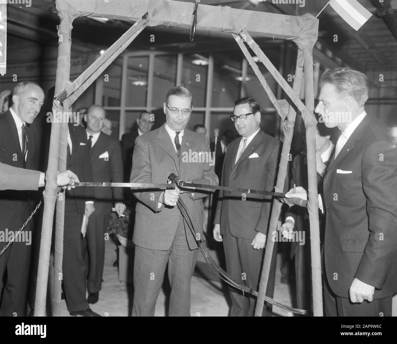 Le maire Van Hall branche américaine de Hobart Brothers à Zeeburgerdijk, le maire Van Hal a joué avec le brûlage de la bande d'acier la date: 7 janvier 1964 mots clés: Ouvertures, maires Nom personnel: Hobart Brothers Banque D'Images