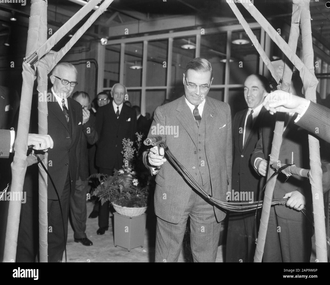 Le maire Van Hall branche américaine de Hobart Brothers à Zeeburgerdijk, le maire Van Hal a joué avec le brûlage de la bande d'acier la date: 7 janvier 1964 mots clés: Ouvertures, maires Nom personnel: Hobart Brothers Banque D'Images