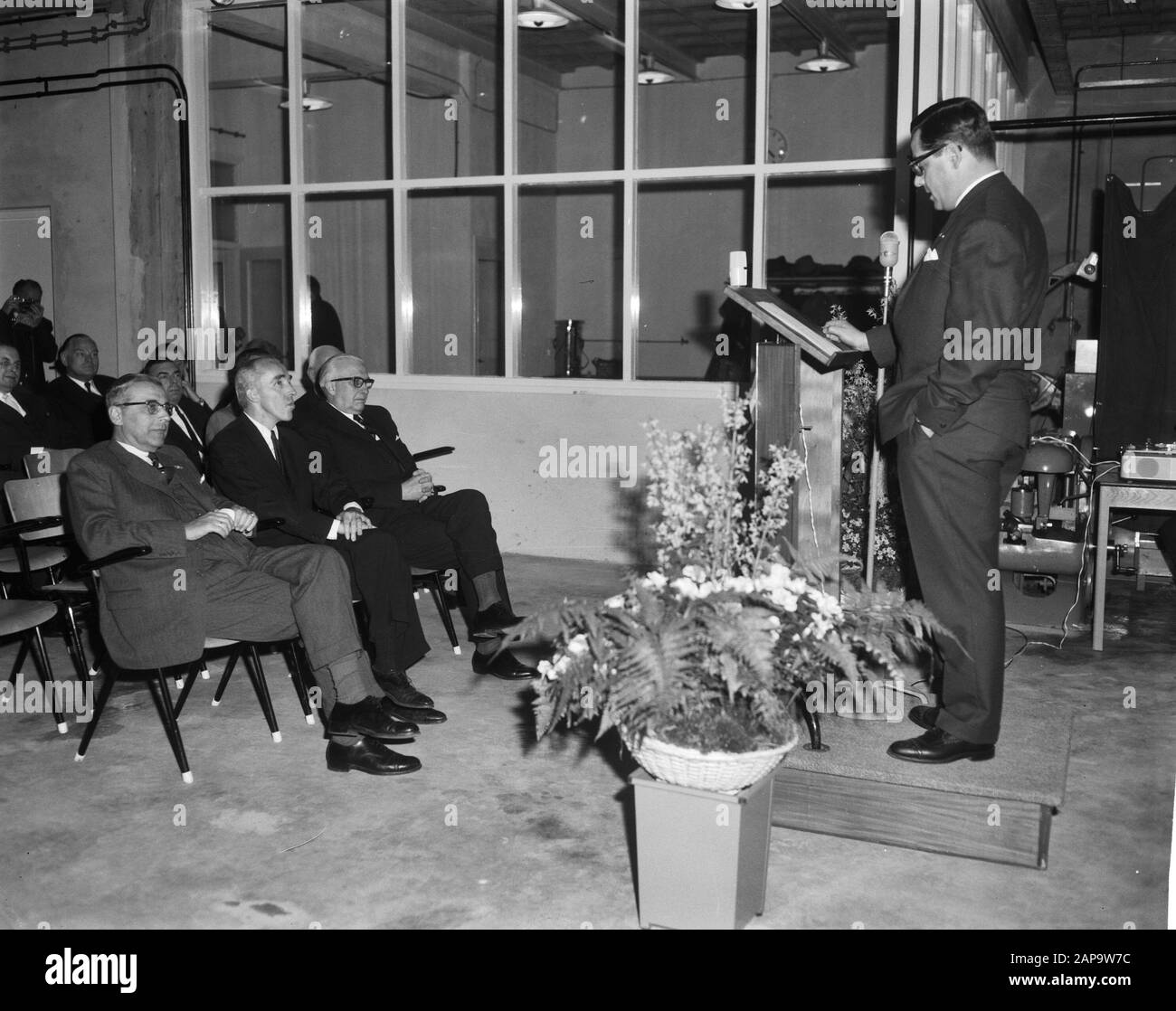 Le maire Van Hall branche américaine de Hobart Brothers à Zeeburgerdijk, le maire Van Hal a joué avec le brûlage de la bande d'acier la date: 7 janvier 1964 mots clés: Ouvertures, maires Nom personnel: Hobart Brothers Banque D'Images
