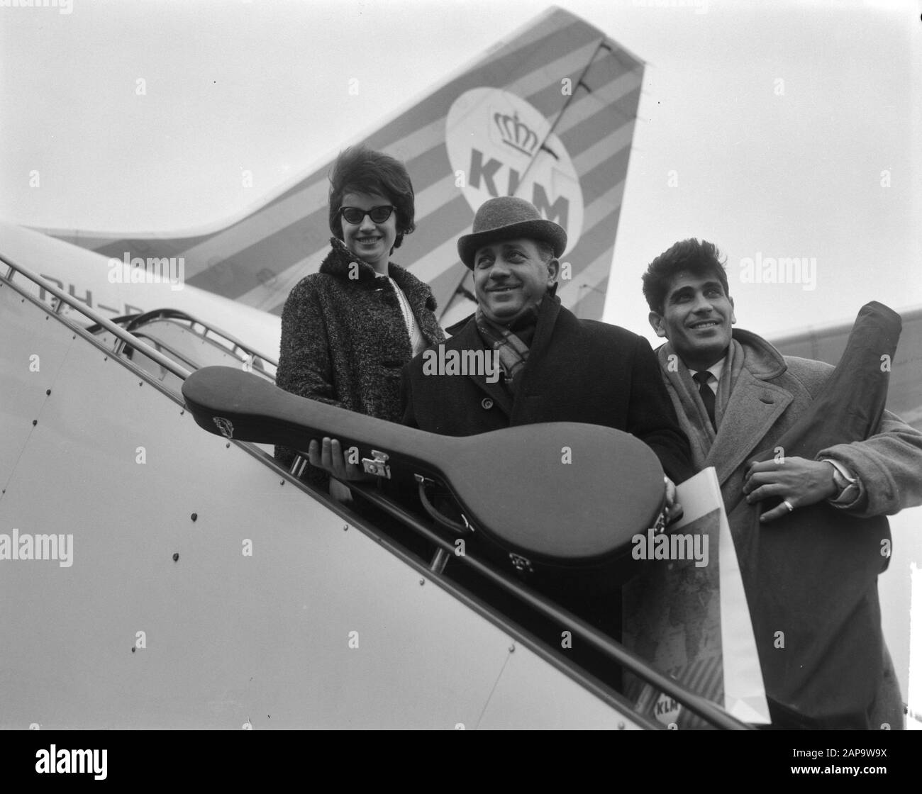 Arrivée artistes grecs à Schiphol, gauche Mimika Kazantzi et droite Manolis Kaharidis mi Georgios Zambettas Date: 25 janvier 1964 lieu: Noord-Holland, Schiphol mots clés: Arrivées Nom personnel: Georgios Zambettas Banque D'Images