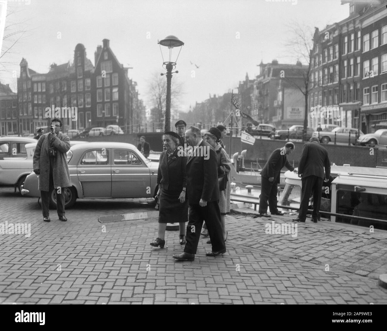 Amsterdam. La ministre des Affaires étrangères d'Israël, Mme Golda Meir, arrive à l'Hôtel de Ville Annotation: Golda Meir s'est rendue aux Pays-Bas du 25 janvier au 2 mars 1964 Date: 27 février 1964 lieu: Amsterdam, Noord-Holland mots clés: Visites, mairie, ministres Nom personnel: Meir, Golda Banque D'Images