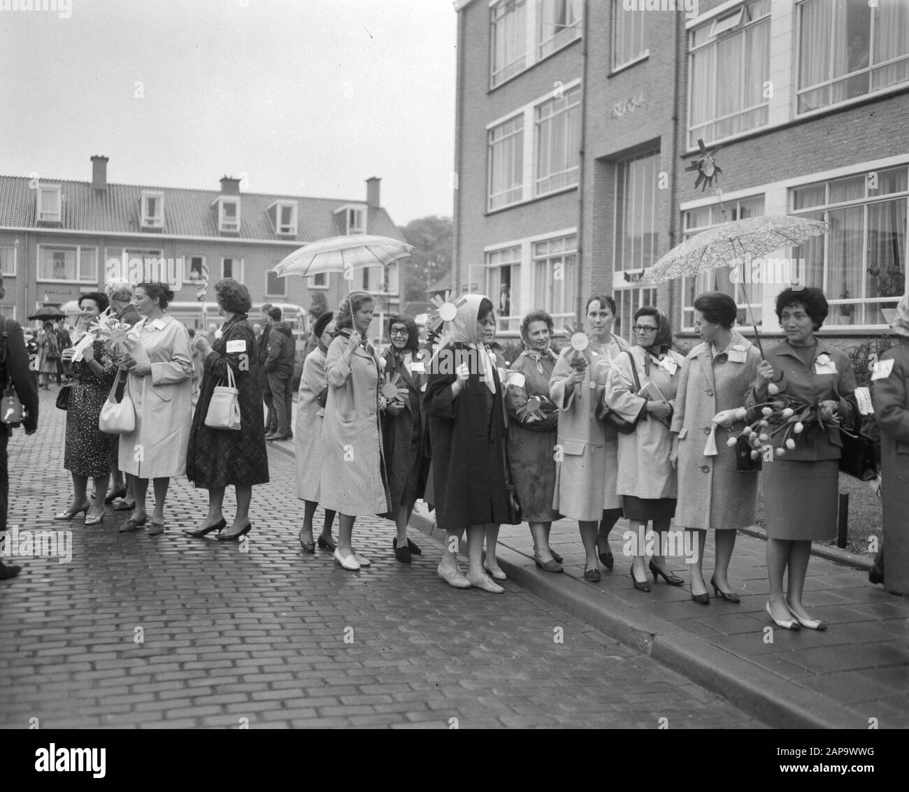 Manifestation de 600 femmes contre l'OTAN Date: 13 mai 1964 mots clés: Manifestations, femmes Nom de l'institution: OTAN Banque D'Images