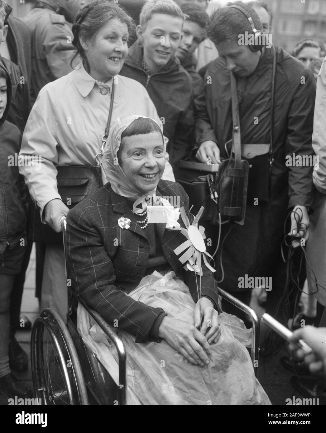Manifestation de 600 femmes contre l'OTAN, l'auteur Ellis Wheelwright invalide de New York avec la fleur de la paix Date: 13 mai 1964 mots clés: Invalides, fleurs, manifestations, femmes Nom personnel: Ellis Wheelwright Nom de l'institution: OTAN Banque D'Images