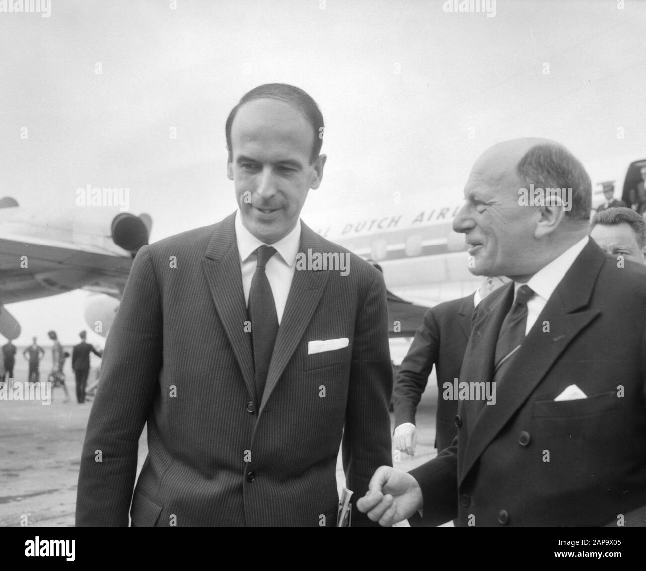 Arrivée Ministre français des Finances, Giscard DeStaing à Schiphol Date : 20 juillet 1964 lieu : Noord-Holland, Schiphol mots clés : arrivées Nom personnel : Giscard DeStaing Banque D'Images