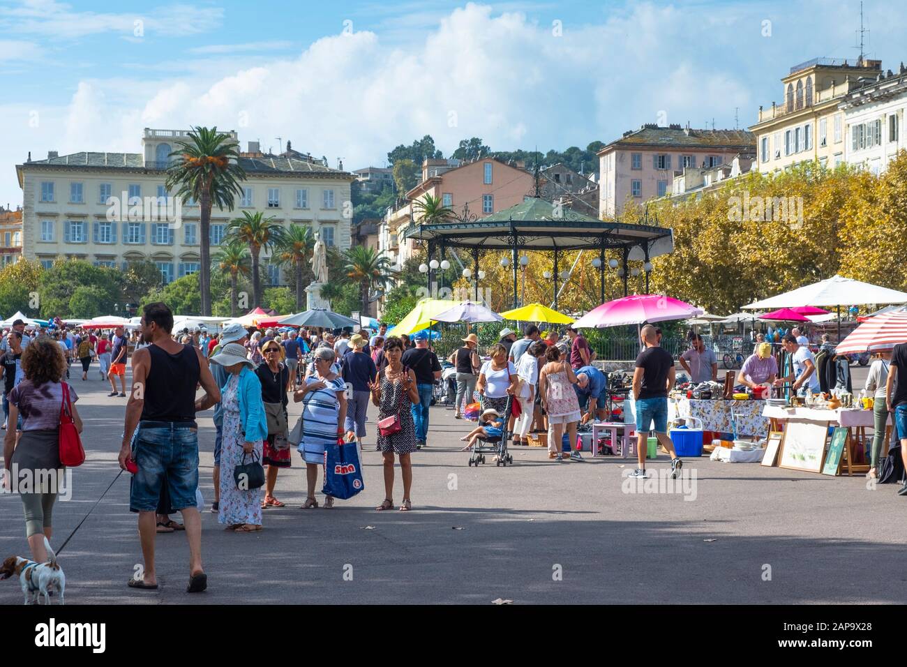 BASTIA, FRANCE - 16 septembre 2018 : Les gens d'acheter sur un marché de rue installé chaque dimanche sur la Place place Saint-Nicolas à Bastia, Corse, Fra Banque D'Images