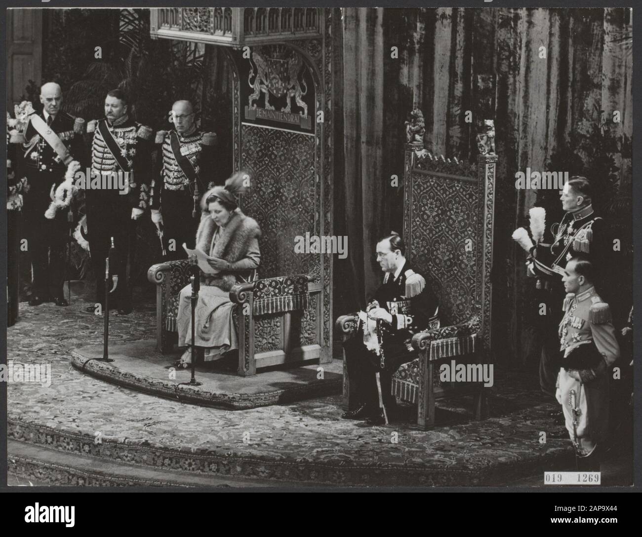 Vestation du Statut du Royaume par la Reine Juliana à Ridderzaal à la Haye Date : 15 décembre 1954 lieu : la Haye, Zuid-Holland mots clés : documents, reines, maison royale, statuts, législation Nom personnel : Bernhard, prince, Juliana, Reine Banque D'Images