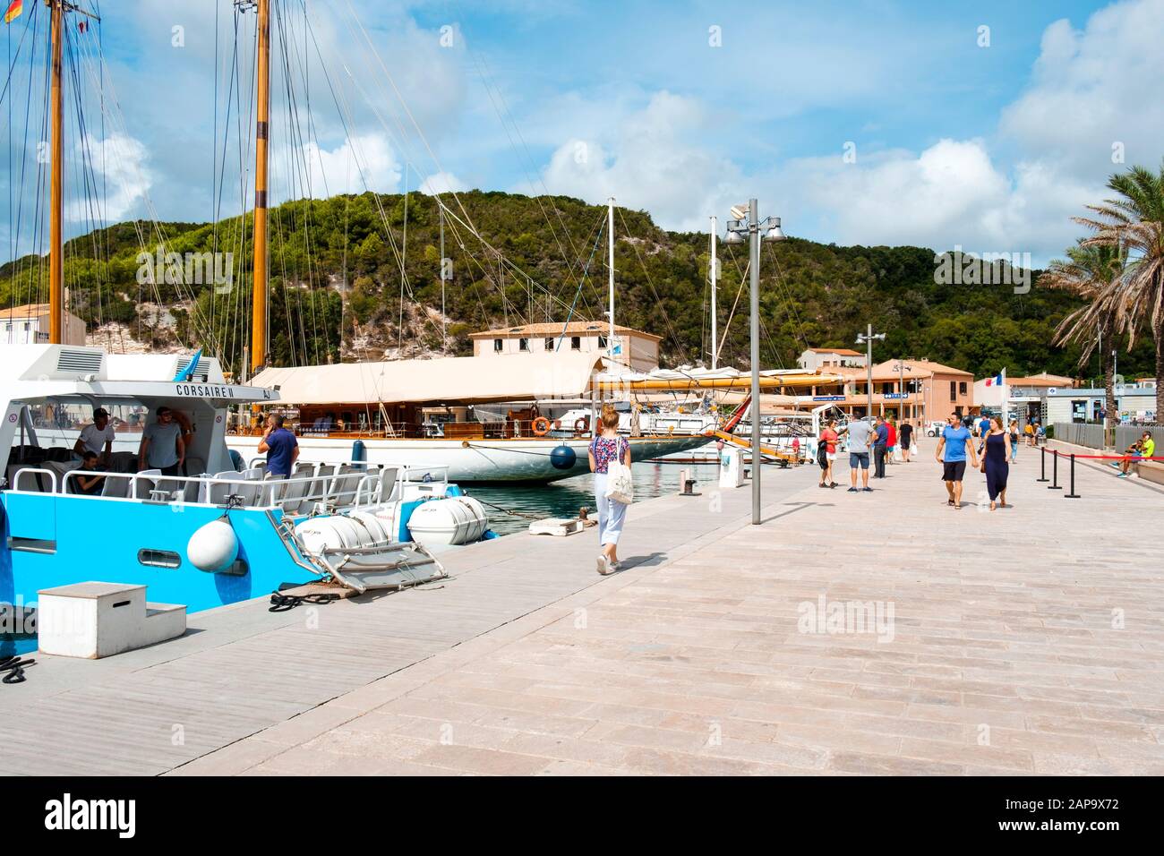 Bonifacio, FRANCE - 19 SEPTEMBRE 2018: Les gens marchent par le port de Bonifacio, en Corse, France, à côté des yachts amarrés dans la jetée Banque D'Images
