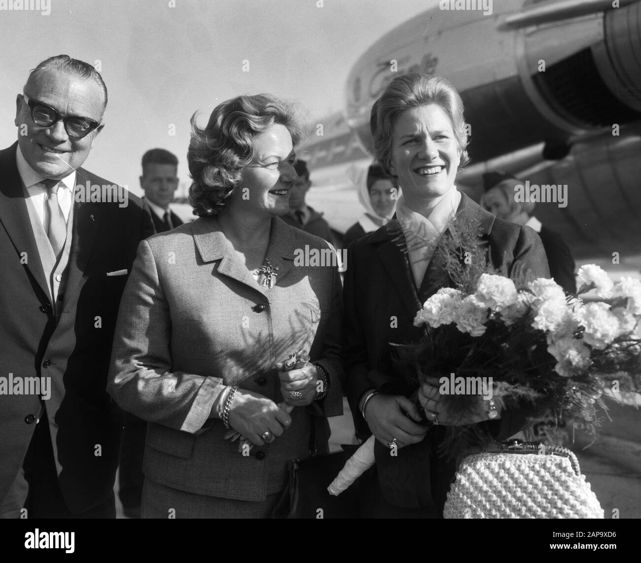 Arrivée Sjoukje Dijkstra à Schiphol, pour performance en vacances sur glace à Amsterdam, Mme Dijkstra et Sjoukje à Schiphol Date: 23 septembre 1964 lieu: Amsterdam, Noord-Holland mots clés: Arrivées Nom personnel: Dijkstra, Sjoukje Banque D'Images
