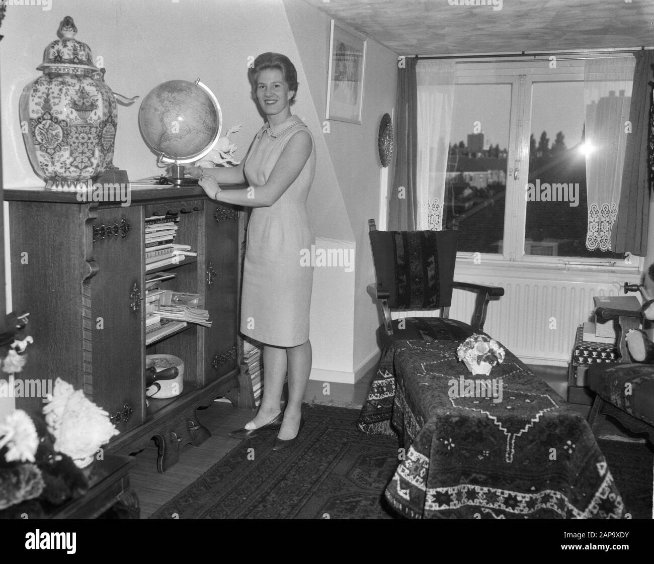 Arrivée Sjoukje Dijkstra à l'aéroport de Schiphol, pour des performances dans icerevue Holiday on Ice à Amsterdam, Sjoukje Dijksta home à Amstelveen Date: 23 septembre 1964 lieu: Amstelveen, Noord-Holland mots clés: Arrivées Nom personnel: Dijkstra, Sjoukje Banque D'Images