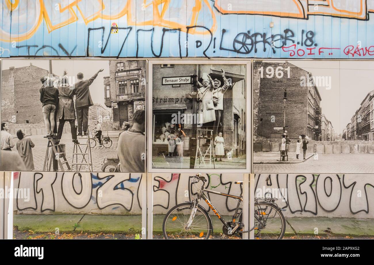 sentier mural de berlin à la bernauer strasse, photographies historiques Banque D'Images