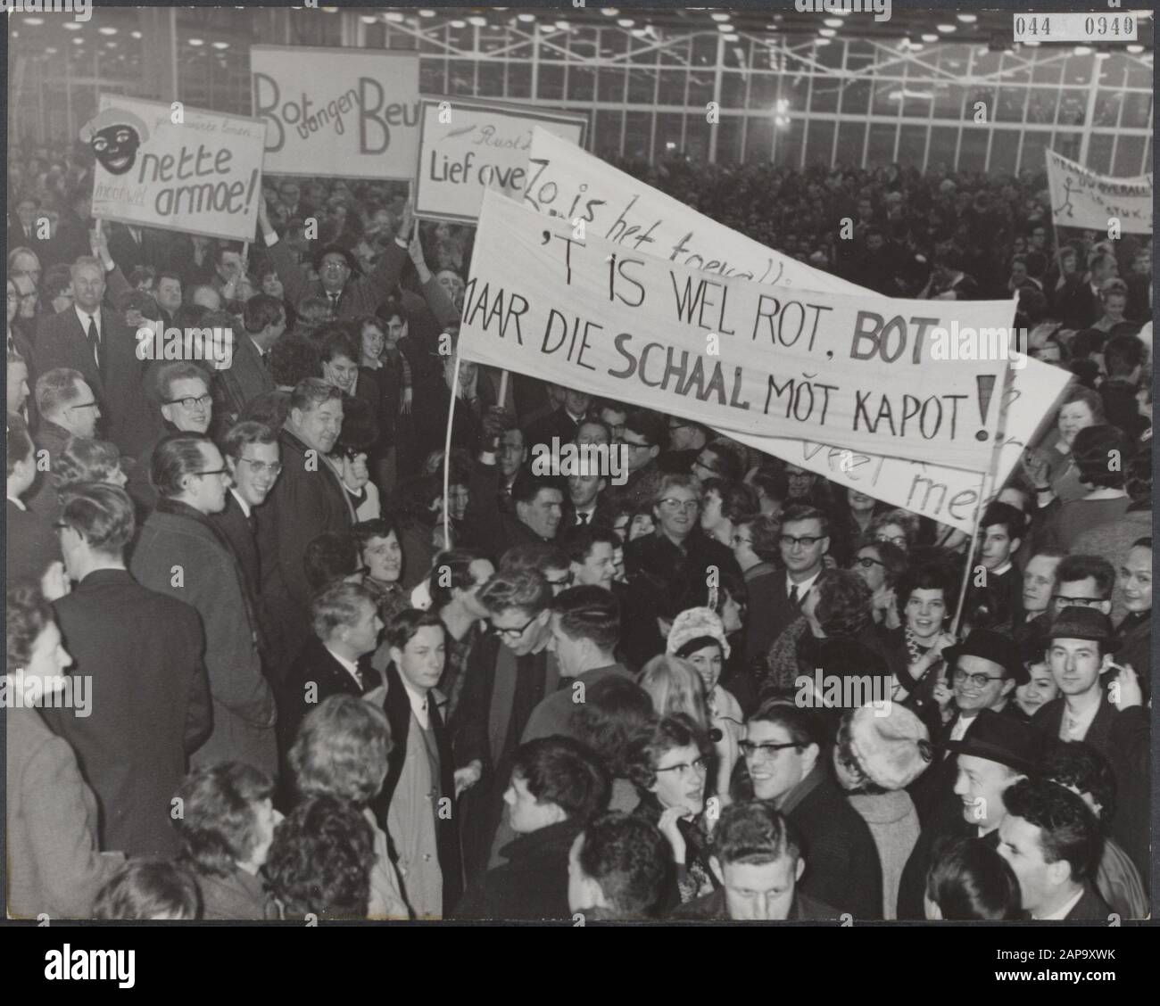 Démonstrations, enseignants, salaires, Julianabal, Utrecht Date: 8 janvier 1964 lieu: Utrecht mots clés: Démonstrations, enseignants, salaires Nom personnel: Julianabal Nom de l'institution: Jaarbeurs Banque D'Images