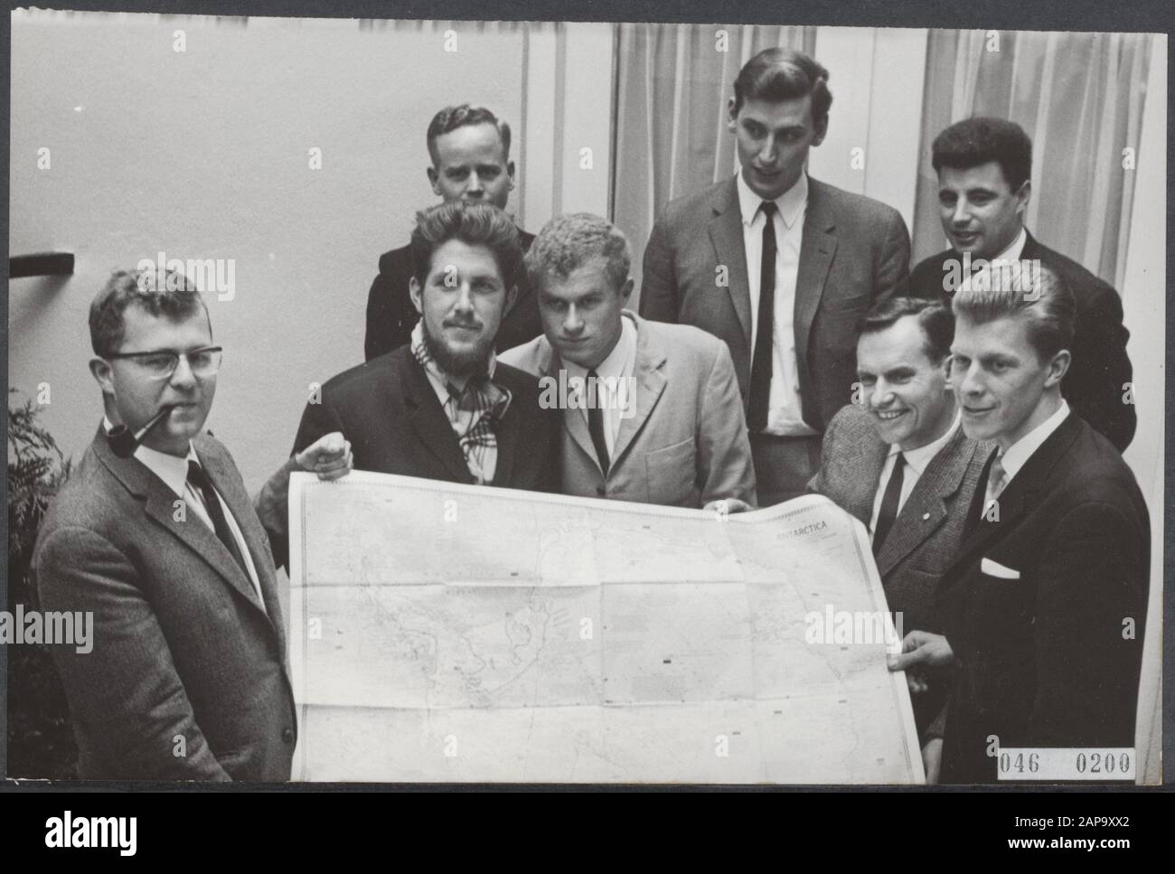 Expédition belge-néerlandaise au pôle Sud pour la rédemption. Présentation des membres néerlandais au Centre de presse Nieuwpoort. Autour de la carte de l'Antarctique, première rangée de: IR A.J. Meerburg, C. Kraan, C. Stelling, C.W. van Vliet, J.E. ten Bosch qui restent tous loin pendant un an. Au dos du Lieutenant-ter-Zee 1ère classe A. van Grondele, ir. P.m. Buis, ir. J.A. v. d. Salm qui ne passera que cet été Date: 22 novembre 1965 lieu: La Haye, Zuid-Holland mots clés: Expéditions, portraits de groupe, cartes Nom personnel: Buis P.M., Grondele A. v., Kraan C., Meerburg A.J., Stelling C., Vliet C.w.v. Banque D'Images