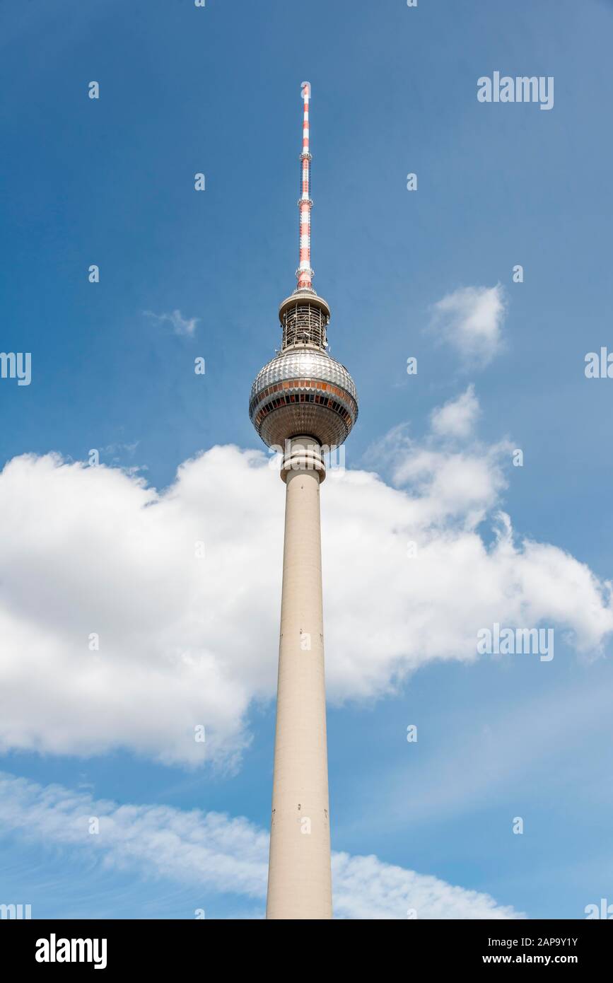 Tour de télévision de Berlin Alex devant un ciel nuageux, Berlin-Mitte, Berlin, Allemagne Banque D'Images
