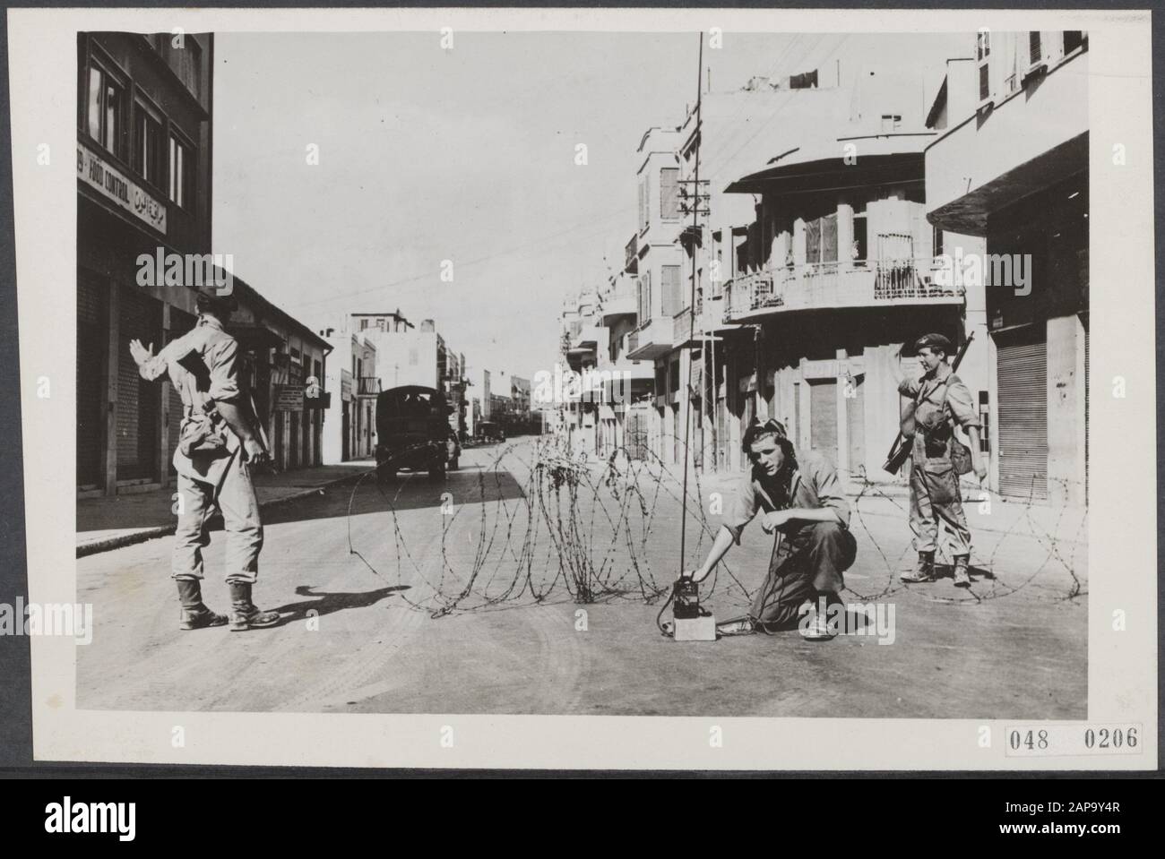 Les soldats britanniques se détournent de la rue pour vérifier les passants pour les armes Date: 1947 lieu: Palestine, tel Aviv mots clés: Militaire, guerres, rues Banque D'Images