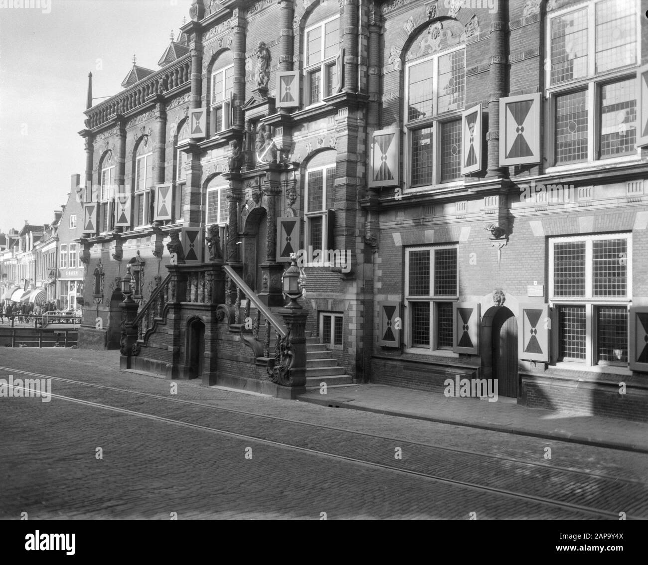 Bolsward. NCRV-quiz A contre tous: L'hôtel de ville du XVIIe siècle Date: 20 octobre 1964 lieu: Bolsward, Friesland mots clés: Architecture, baroque, bordesses, mairie, quiz, programmes de télévision, escaliers Banque D'Images