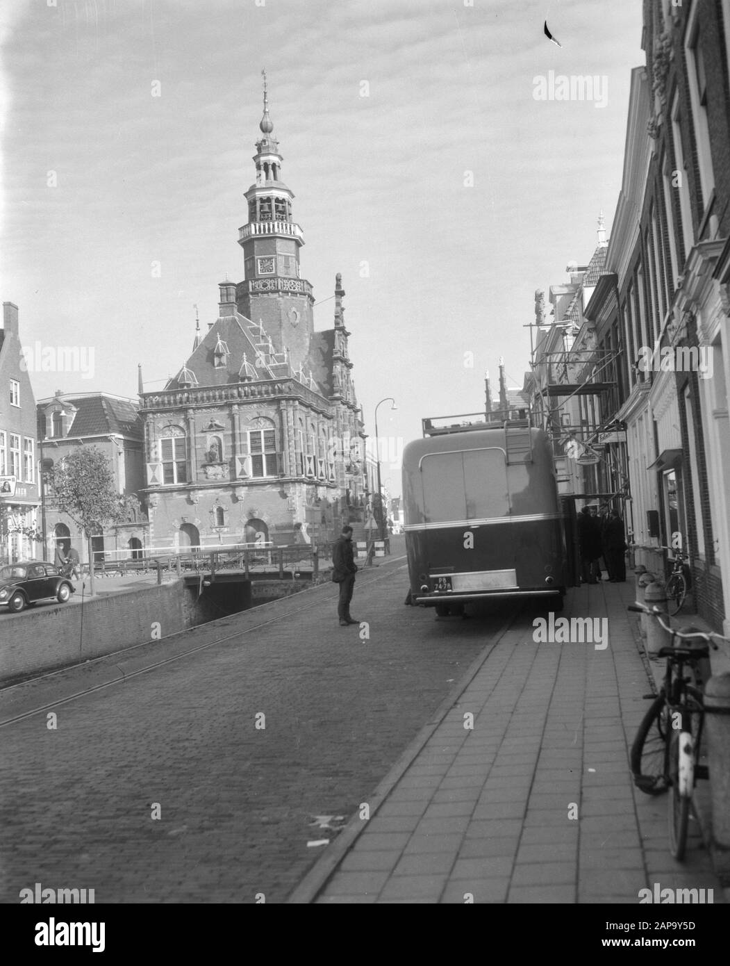 Bolsward. NCRV-quiz A contre tous: L'hôtel de ville du XVIIe siècle Date: 20 octobre 1964 lieu: Bolsward, Friesland mots clés: Architecture, baroque, bordesses, mairie, quiz, programmes de télévision, tours, escaliers Banque D'Images