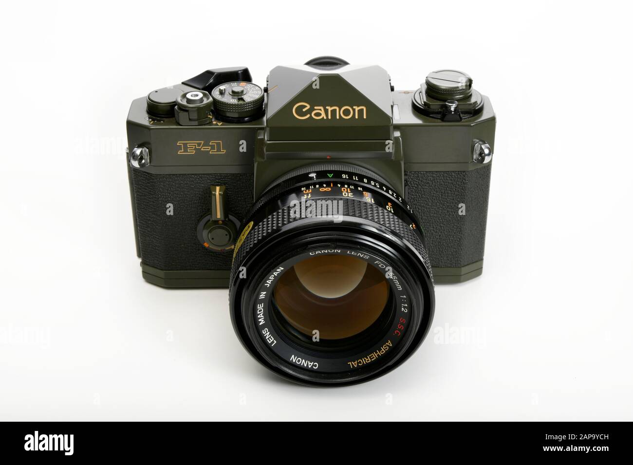 Modèle spécial limité Canon F-1 ODF-1, vert olive, avec Canon FD 55 mm 1:1.2 sphérique, Allemagne Banque D'Images