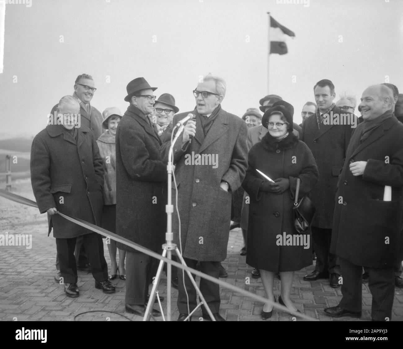 Journalistes connus quatre ponts mis en service, journaliste Van Trees Date : 1 décembre 1964 mots clés : BURGES, Joop van/Anefo Banque D'Images
